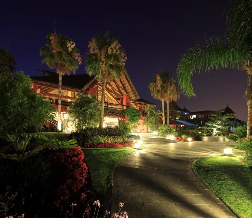 Asia Gardens Hotel & Thai Spa, A Royal Hideaway Hotel Finestrat Εξωτερικό φωτογραφία The resort at night